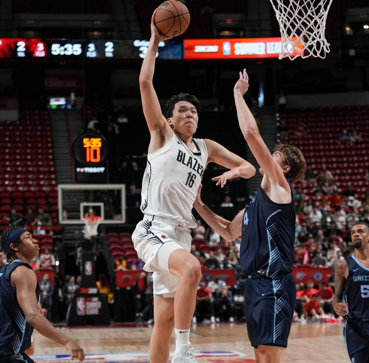 亚博体育在线登录-波特兰开拓者集结日手感冰凉，志在荷甲名次提升，赛场秩序良好，控场能力受关注